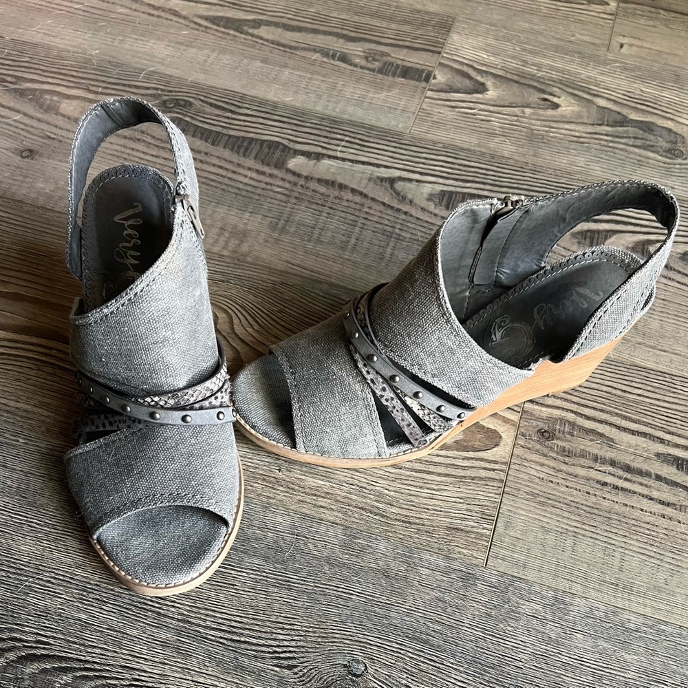 Very G Charcoal Wedge Sandals